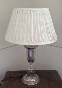 lot 82 image: Vintage Silver Plated Table Lamp