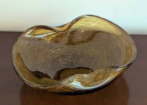 lot 91 image: Vintage Orange Swirled Art Glass Bowl