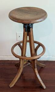 lot 98 image: Vintage Oak Drafting Stool