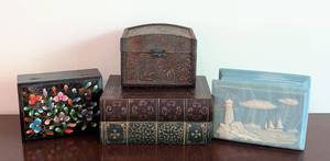 lot 94 image: Variety of Small Decorative Boxes