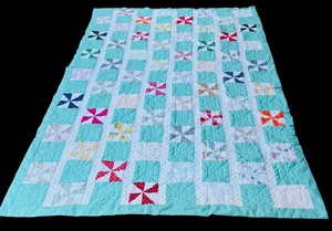 lot 142 image: Vintage Quilt