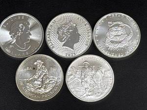 lot 114 image: Five Silver Bullion Coins Featuring Various Designs and Minting Years