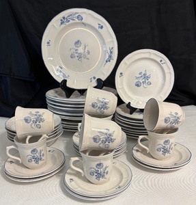 lot 26 image: Vintage Brick Oven Jardin Bleu Stoneware Dinnerware