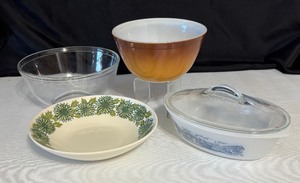 lot 89 image: Selection of Vintage Serving Bowls by Pyrex, Glasbake and More