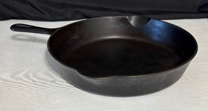 lot 91 image: Griswold Cast Iron Skillet