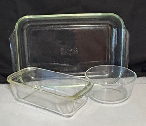 lot 92 image: Pyrex Cookware