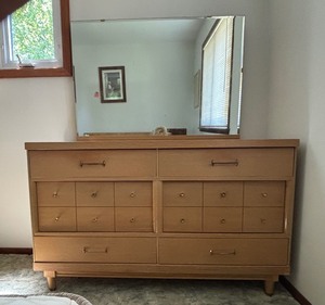 lot 3 image: Bassett Mid-Century Vintage Dresser with Mirror