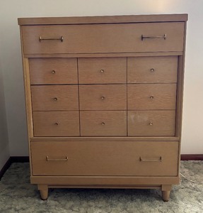 lot 4 image: Mid-Century Vintage Bassett 5-Drawer Dresser