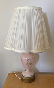 lot 95 image: Dainty Vintage Pfatzgraff Tea Rose Lamp