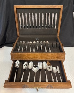 lot 10 image: Vintage WM Rogers San Miguel Flatware Set