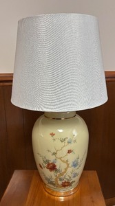 lot 142 image: Lovely Vintage Floral Lamp