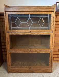 lot 9 image: Vintage Oak Barrister Bookcase with Leaded Glass