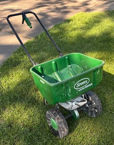 lot 190 image: Scotts Speedy Green 2000 Spreader