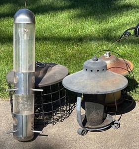 lot 197 image: Bunch of Bird Feeders