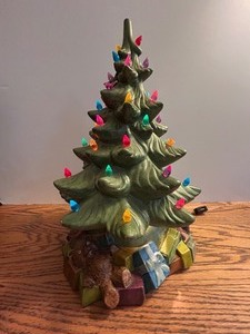 lot 122 image: Lighted Ceramic Christmas Tree