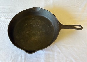 lot 65 image: Vintage Griswold Cast Iron Skillet