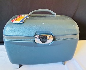 lot 67 image: Vintage Blue American Tourister Train Case, Vintage Hard Shell Travel Makeup Jewelry Case