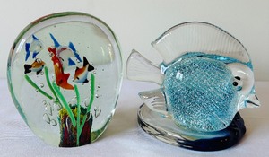 lot 41 image: Art Glass Paper Weight and Art Glass Fish Figurine