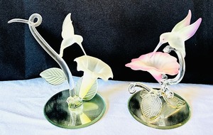 lot 43 image: Set of 2 Glass Baron Hummingbird and Flower Sculptures