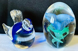 lot 49 image: Artisan Glass Paperweight Set with Blue Floral Designs & Art Glass Bird Figurine