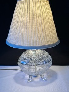 lot 53 image: 17-Inch Crystal Table Lamp with Rose Motif