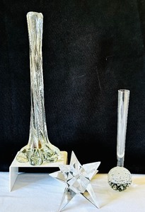 lot 61 image: Collection of 3 Decorative Glass Art Pieces