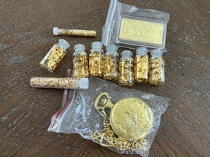 lot 124 image: Gold Flakes