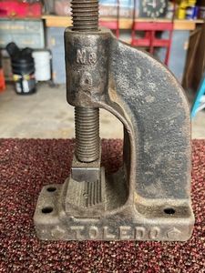 lot 6 image: Vintage TOLEDO No. 0 Open Side Pipe Vise