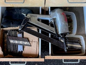lot 19 image: Senco (Model SNIII) Pneumatic Nailer (16 Penny) w Paslode Nails