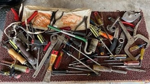 lot 22 image: Assorted Hand Tools Lot