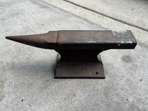 lot 32 image: Vintage 15 Anvil