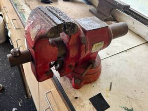 lot 33 image: Vintage Wisdom 4 Multi-Vise (Swivels & Rotates)