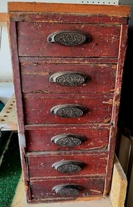 lot 43 image: Vintage 6-Drawer Storage Cabinet w Decorative Metal Pull Handles (22 T x 20 D x 11 W)
