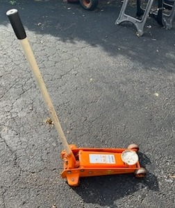 lot 67 image: Indy 5 (2-14 Ton) Hydraulic Floor Jack, 4,500lbs. Capacity