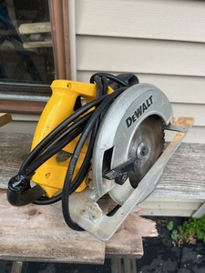 lot 89 image: DeWalt 7-14 Circular Saw (Model DW358) in Good Working Condition