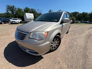 lot 7 image: 2013 Chrysler Town & Country Touring Minivan 4D