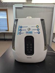lot 60 image: HoMedics TotalComfort Ultrasonic Humidifier  Offers Both Warm & Cool Mist with Programmable Humidistat and Easy-to-Use Digital Display. Large Tank Provides Up to 120 Hours of Continuous Use to Keep Your Space Comfortable and Healthy.