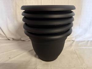 lot 19 image: 5 Black Bloem Living Ariana Planters