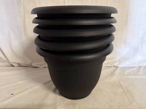 lot 20 image: 5 Black Bloem Living Ariana Planters