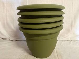 lot 22 image: 5 Green Bloem Living Ariana Planters