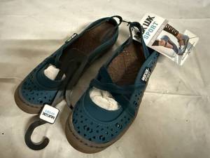 lot 56 image: Muk Luk Womens Sports Sandals - Size 6