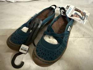 lot 58 image: Muk Luk Womens Sports Sandals - Size 6