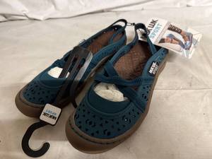 lot 59 image: Muk Luk Womens Sports Sandals - Size 6