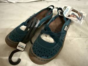 lot 61 image: Muk Luk Womens Sports Sandals - Size 6