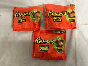 lot 147 image: 3 Bags of Reeses Crunchy Mini Cups