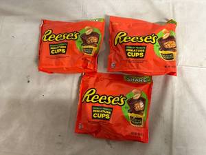 lot 148 image: 3 Bags of Reeses Crunchy Mini Cups