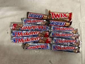 lot 163 image: 12 Candy Bars (Snickers, 3 Muskateers, Twix)