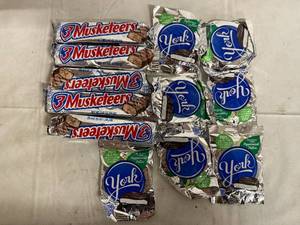 lot 171 image: Lot of 12 3 Muskateers and York Patties