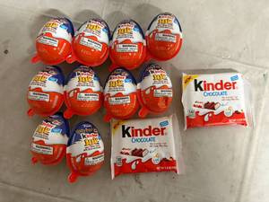 lot 174 image: 12 Kinder Bueno Candies