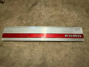 lot 4 image: Ford Tailgate Embelm